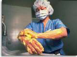 Cirujano aseandose antes de una intervención